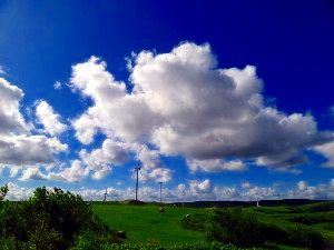 宗谷丘陵の雲と風力発電です